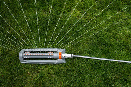 Detailansicht des Bradas WHITE LINE Schwenkregners mit umschaltbaren Sprühdüsen und einstellbarem Wasserdurchfluss.