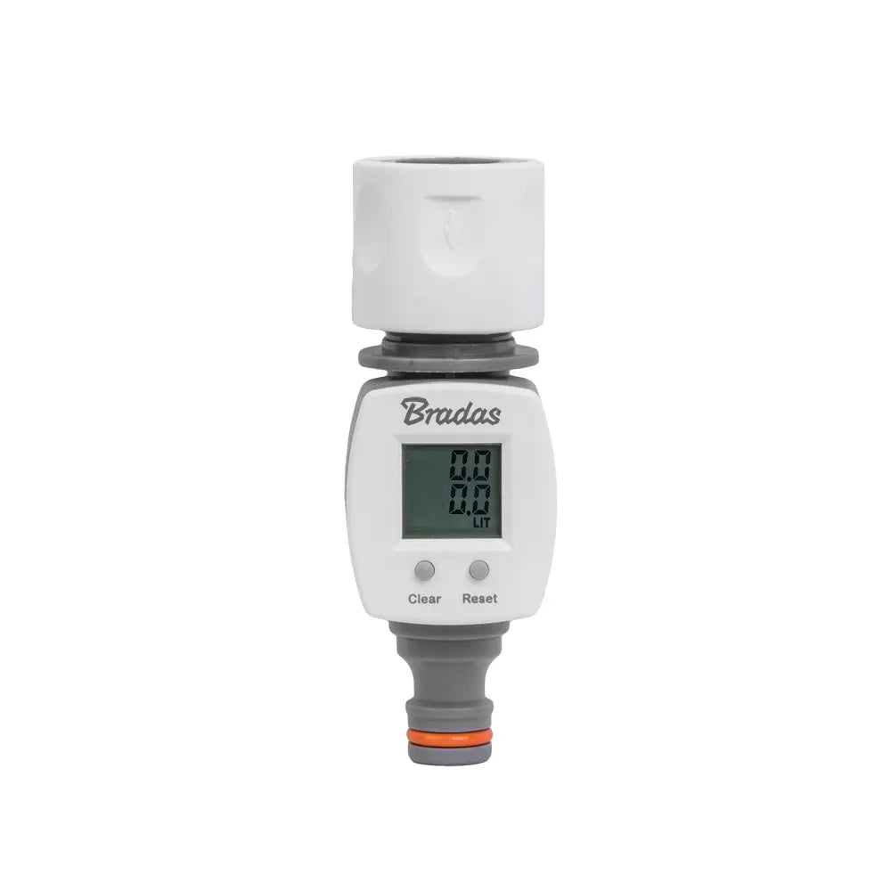 Detailansicht des Bradas WHITE LINE Wasserzählers mit Adapter und Auswahl zwischen Litern oder Gallonen.