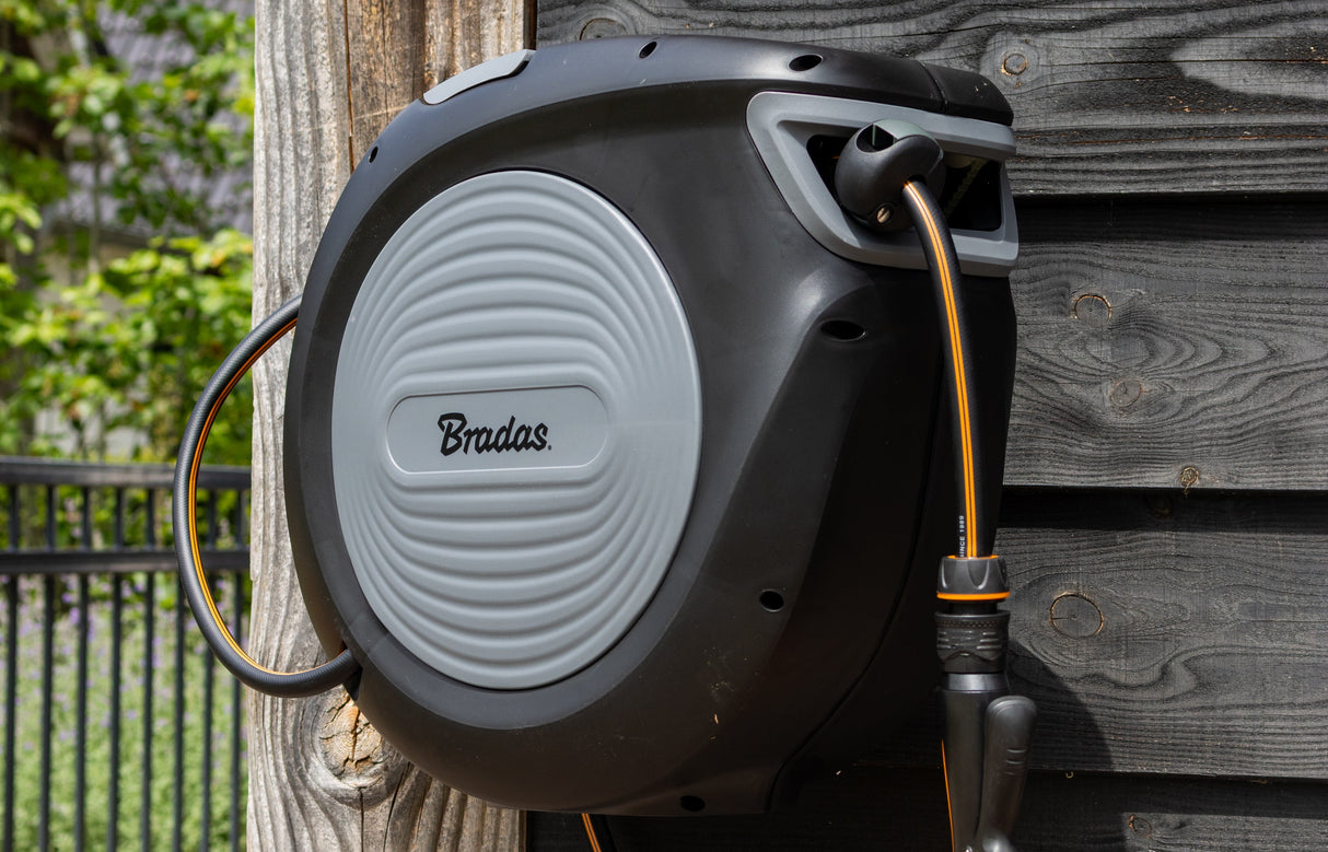 Bradas Schlauchbox BLACK LINE 13 mm (1/2") – 30 m – Automatischer Schlaucheinzug 